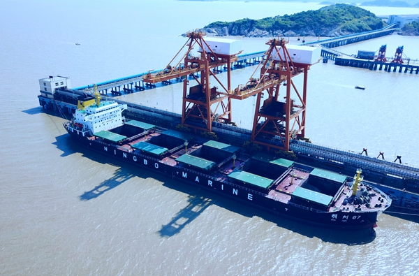 13-2010年5月建造，4.3萬載重噸散貨船“明州67”輪在臺二電碼頭卸煤作業(yè).jpg