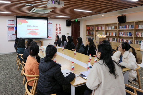 寧波海運(yùn)女職工學(xué)貫全國(guó)兩會(huì)精神。陸瑩攝_副本.jpg